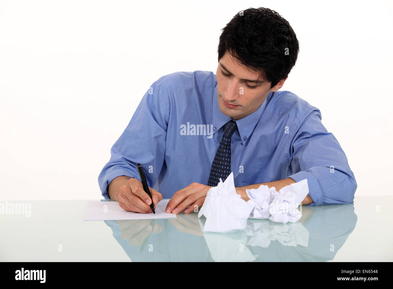 Write human. Мужчина писает. Человек пишет на белом фоне. Парень пишет на белом фоне. Человек пишет за столом.