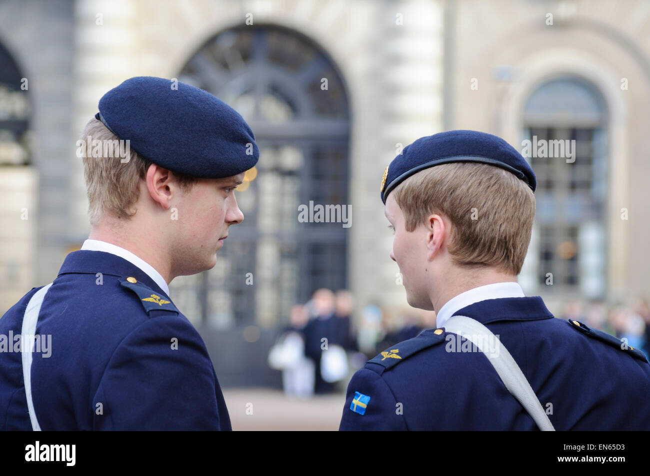 Guards / uniformed soldiers of the Swedish army outside the Royal Palace (Kungliga Slottet), Stockholm, Sweden. Military guards; uniform; conscripts Stock Photo