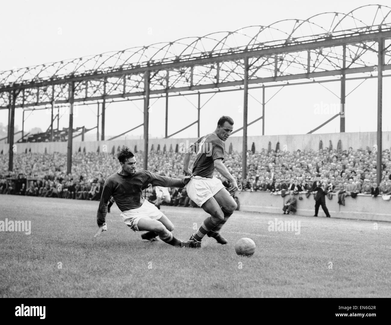 English League Division One match at Elland Road. Leeds United 1 v Aston Villa 0. Leeds' John Charles challenged for the ball. 22nd September 1956. Stock Photo