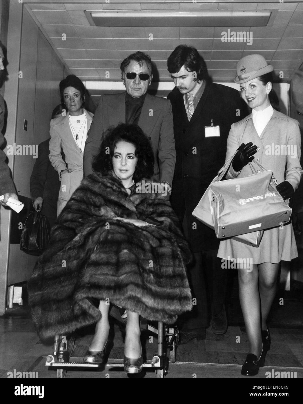 Liz Taylor and Richard Burton at Heathrow Airport today. December 1973 Stock Photo