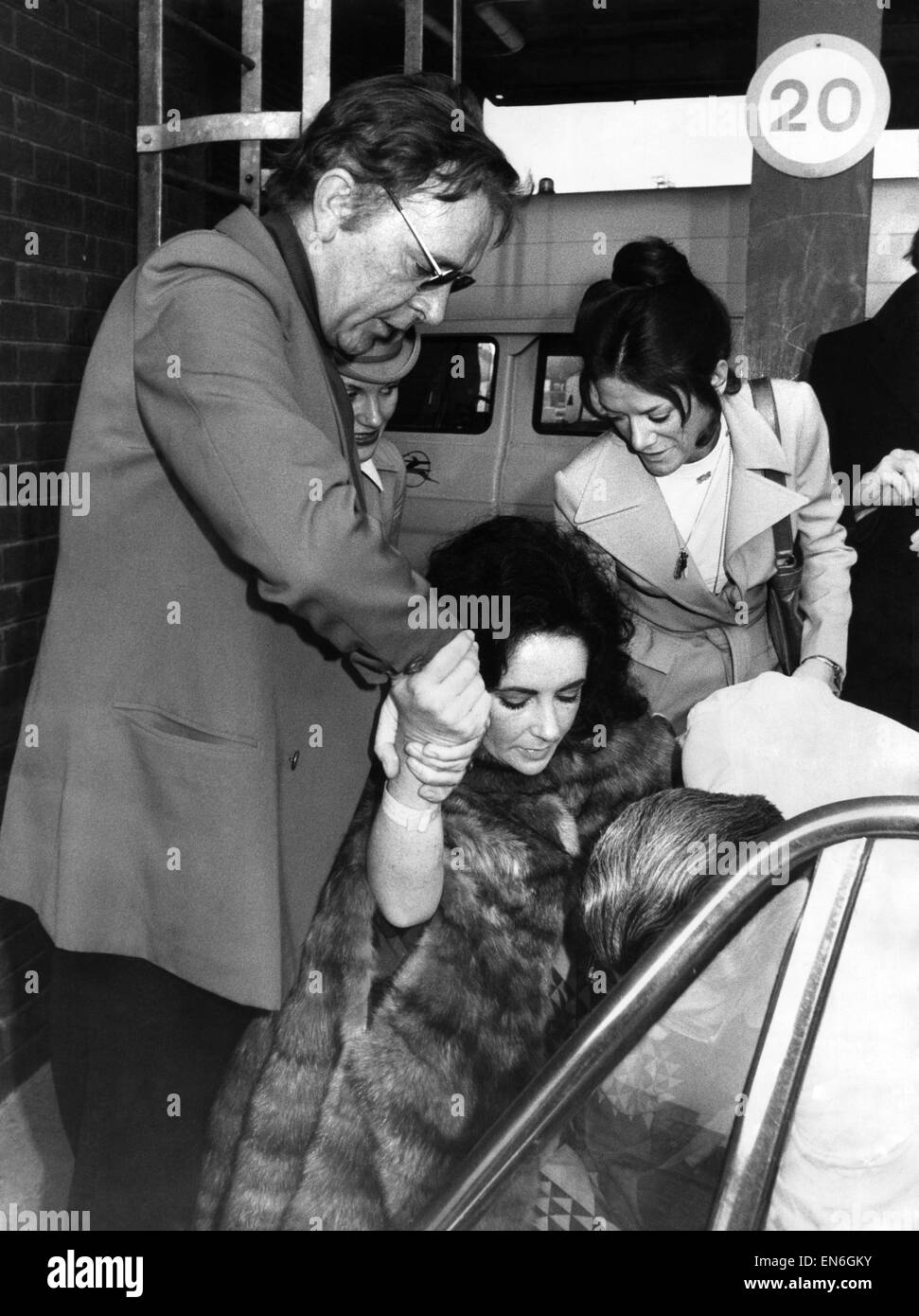 Liz Taylor and Richard Burton at Heathron Airport today December 1973 Stock Photo