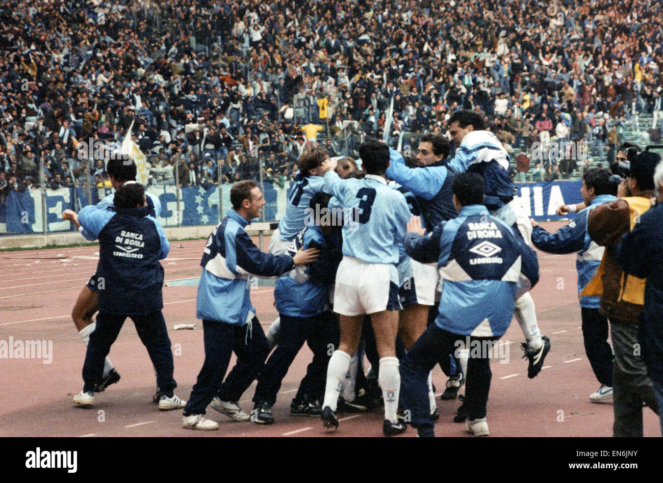 Serie A League match at the Stadio Olimpico, Rome. Lazio 1 v AS Roma 1. Paul Gascoigne is mobbed by teammates after scoring his dramatic last gasp equaliser against local rivals Roma to secure a point in the Rome derby. 30th November 1992. Stock Photo