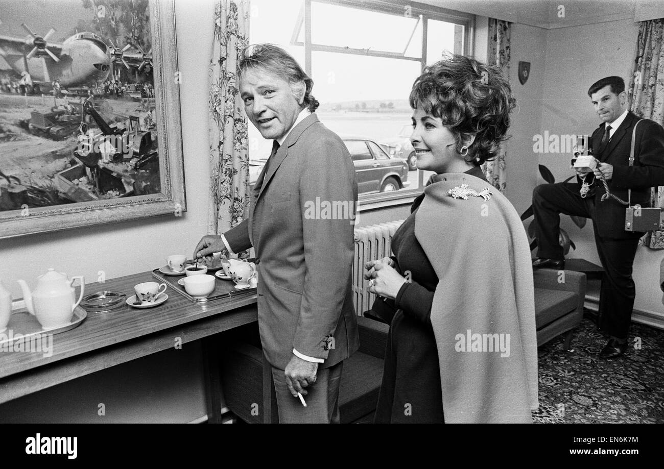 Richard Burton & Elizabeth Taylor after arriving by private jet at RAF Abingdon, Oxfordshire, 13th October 1967. Stock Photo