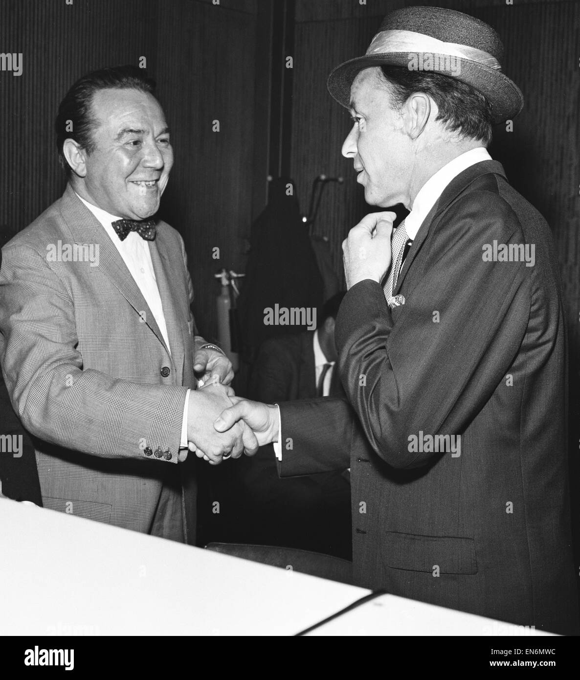 Frank Sinatra seen here with Jack Bentley 17th June 1962 Stock Photo