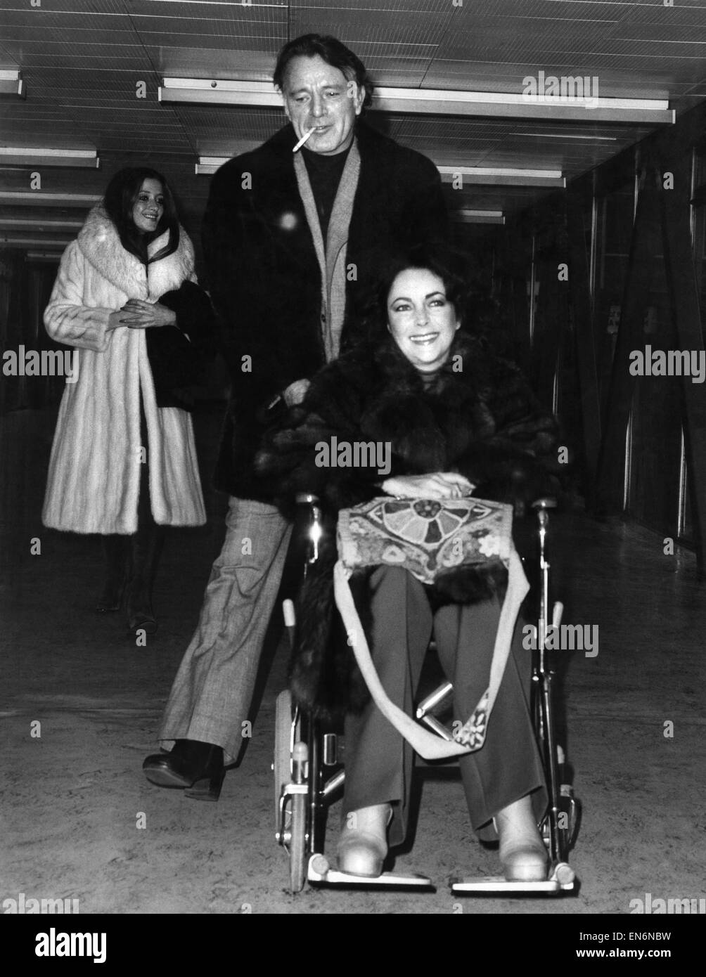 Elizabeth Taylor and Richard Burton Pictured at Heathrow Airport. December 1975 Stock Photo