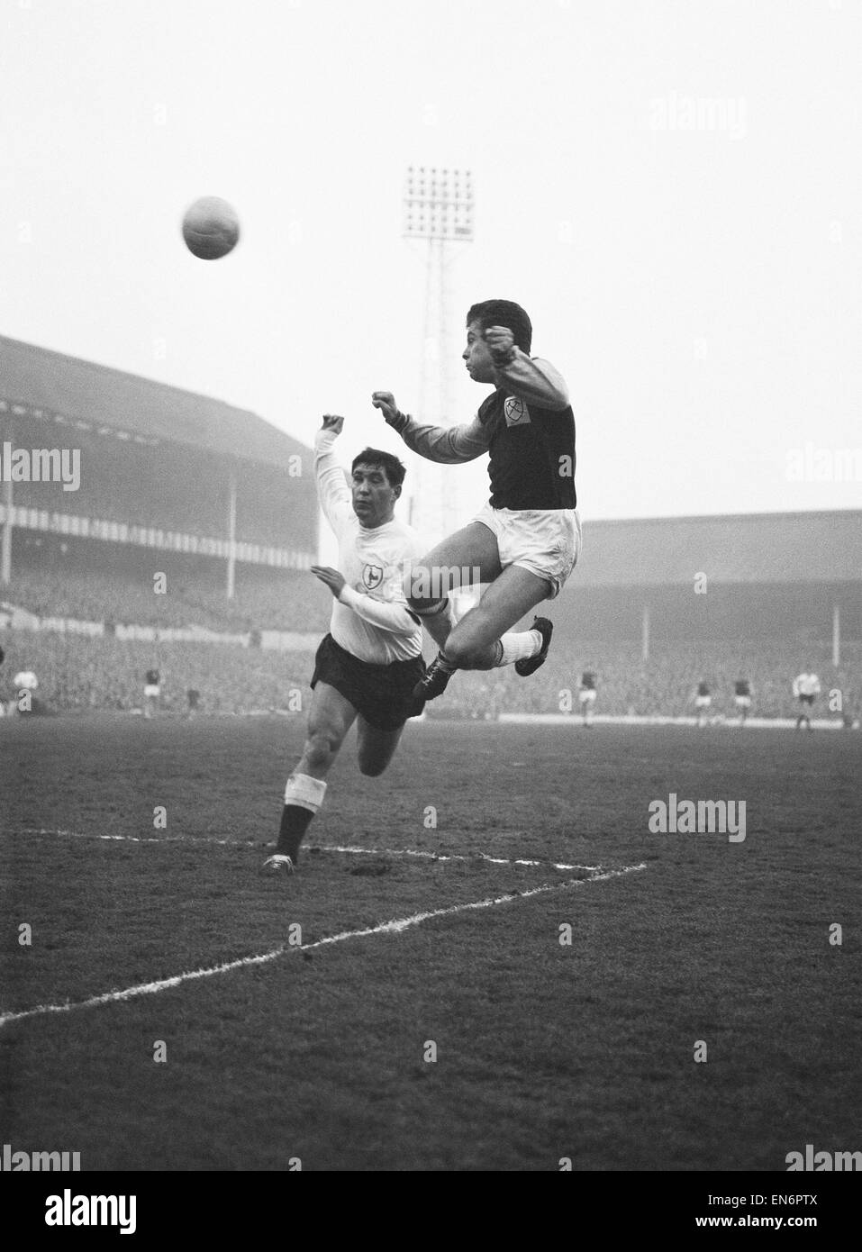 Division One West Ham 4 v. Tottenham Hotspur 4. Tony Scott of West Ham heads the ball over the cross bar beating Bobby Smith of Spurs. 27nd December 1962. Stock Photo