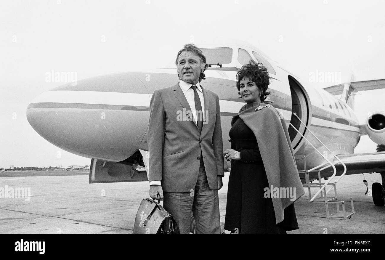 Richard Burton & Elizabeth Taylor arrive by private jet at RAF Abingdon, Oxfordshire, 13th October 1967. Stock Photo