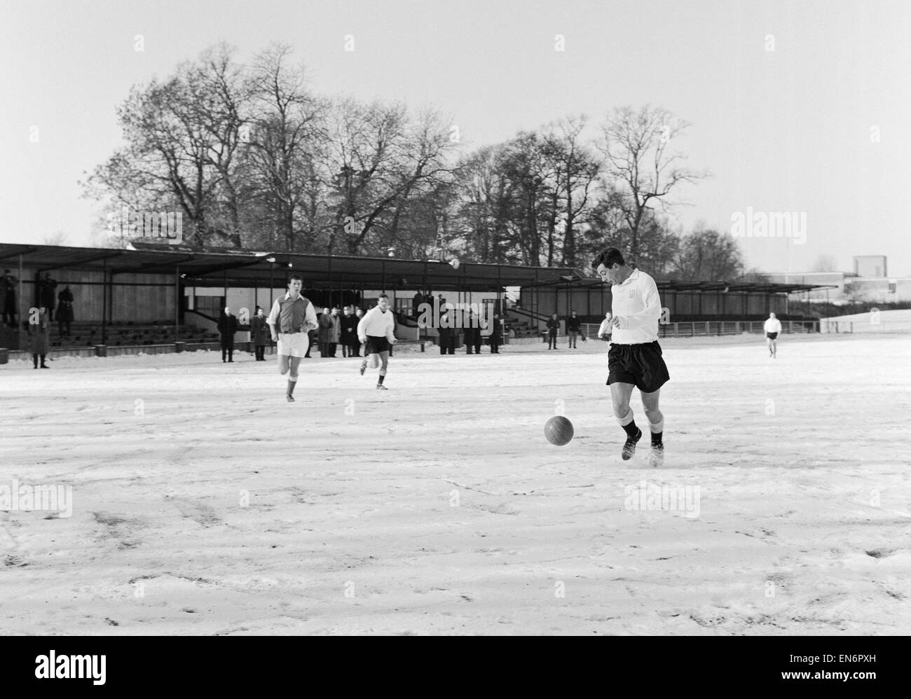Johnny Haynes training with Fulham Reserves at Leatherhead FC in the snow. 22nd January 1963. Stock Photo