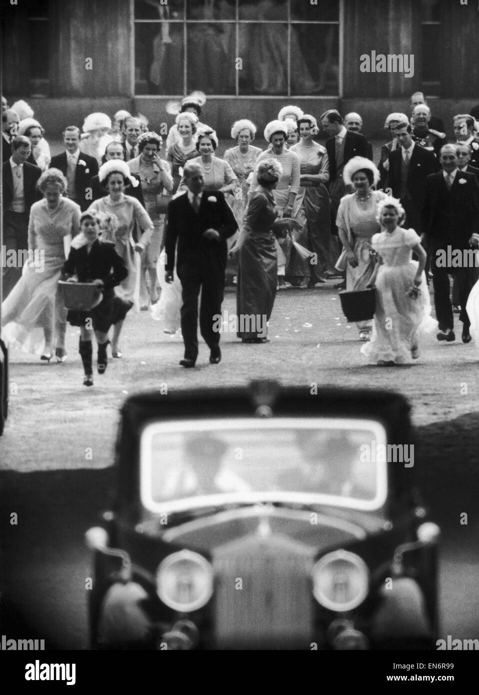 Princess Margaret Wedding 6th May 1960. The Royal Family and bridal group wave goodbye as the bridal couple leave Buckingham Palace to board the Royal Yacht Britannia at Tower Pier for their honeymoon Stock Photo