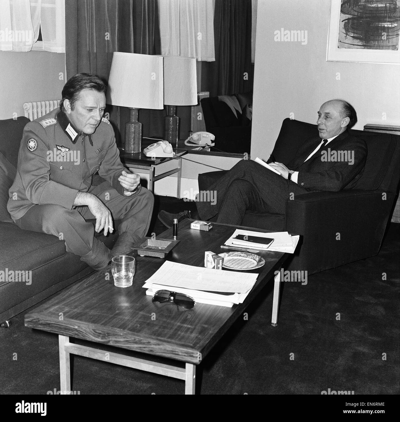 Richard Burton talking to Mirror Correspondant Donald Zec about his new film 'Where Eagles Dare'. 18th February 1968. Stock Photo