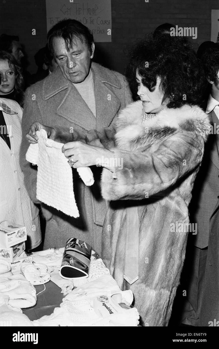 Richard Burton & Elizabeth Taylor at the Pedro Youth Club, Clapham, East London, 15th November 1975. Elizabeth Taylor opened a christmas fair to raise funds for charity. Stock Photo