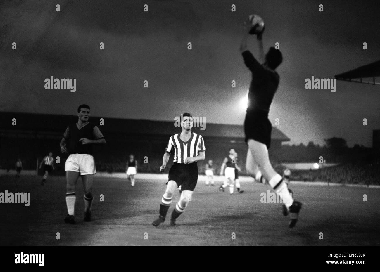 Noel cantwell hires stock photography and images Alamy