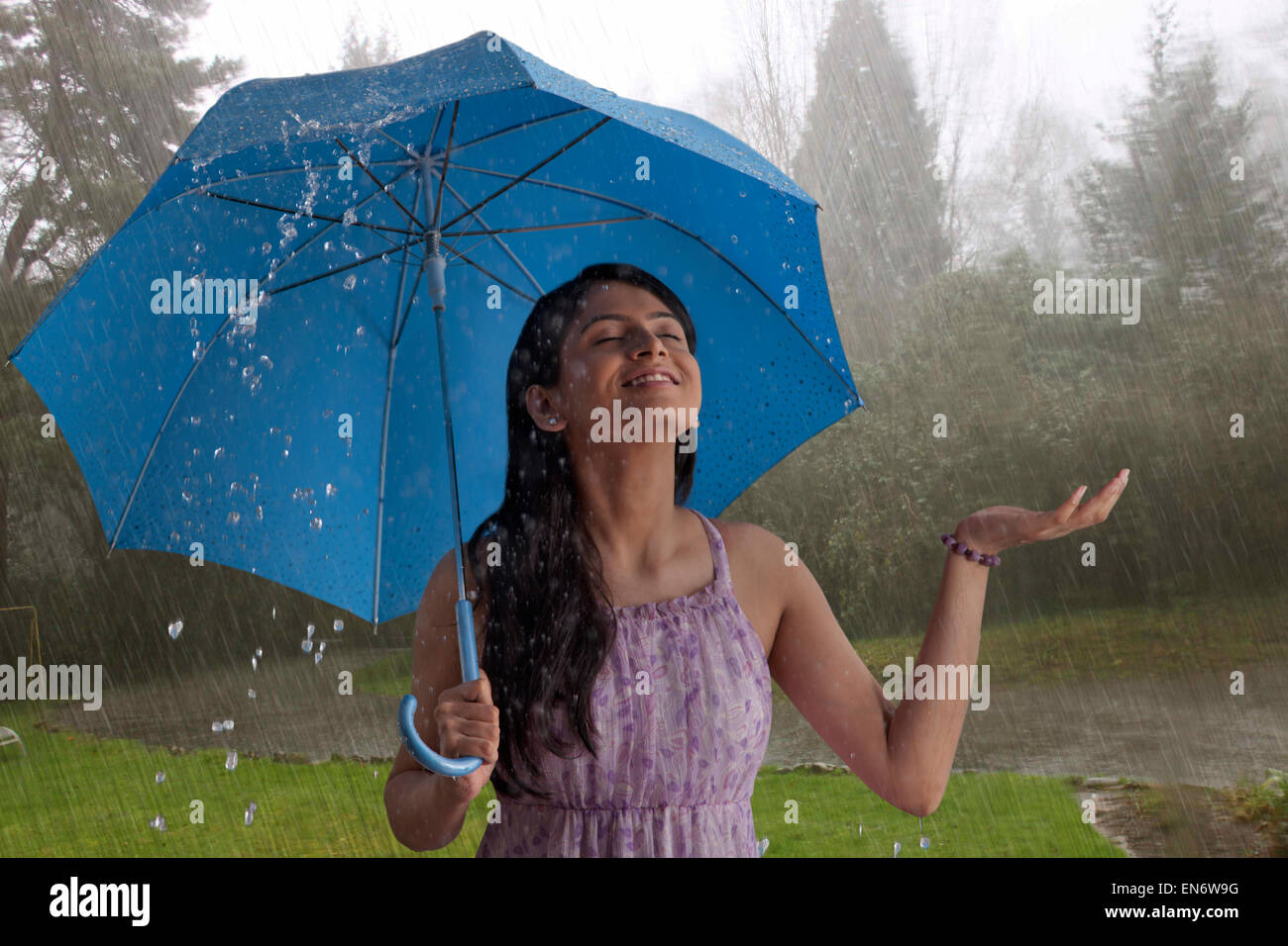 фотосессия под дождем. промокла под дождем. радость под дождем. девушка под дождем. Enjoy the rain.