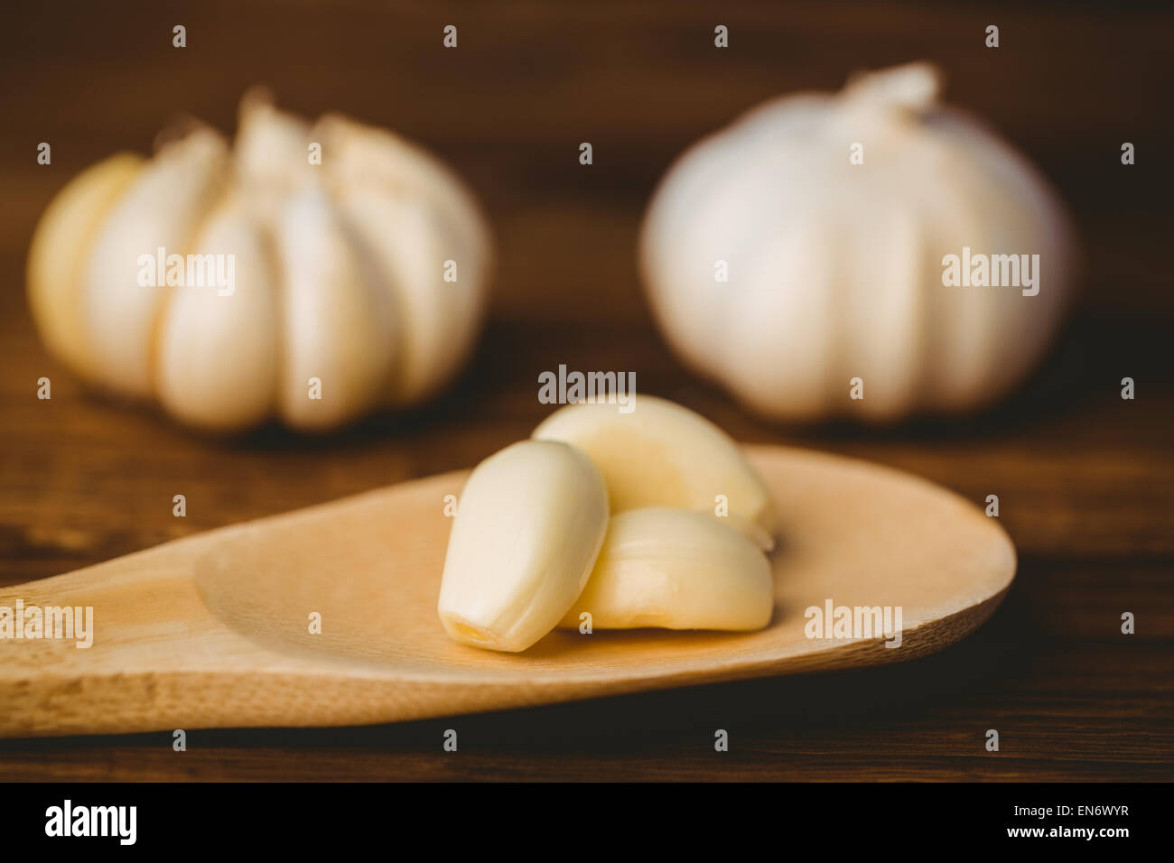 Garlic cloves and bulb on chopping board Stock Photo - Alamy