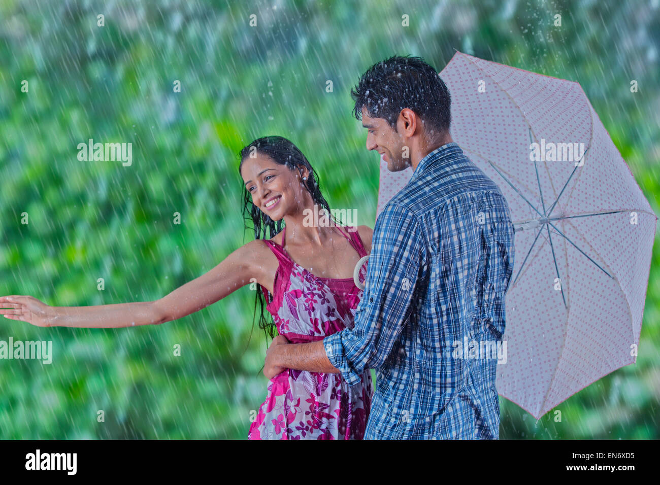Couple in rain hi-res stock photography and images - Alamy