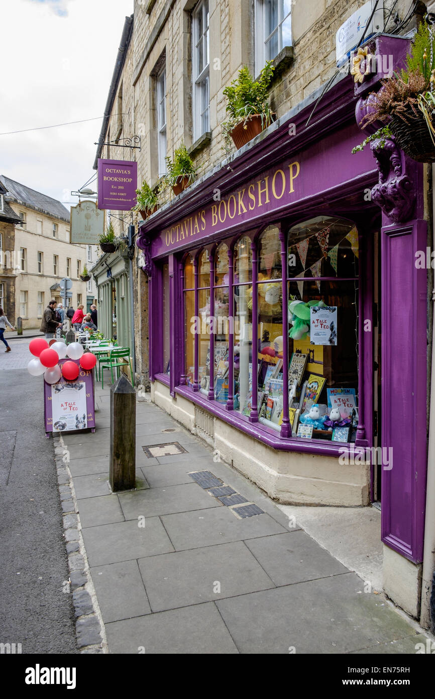 The exterior of Octavia's Bookshop in Cirencester, a lilac purple colour scheme empty sidewalk pavement bookstore store shop Stock Photo