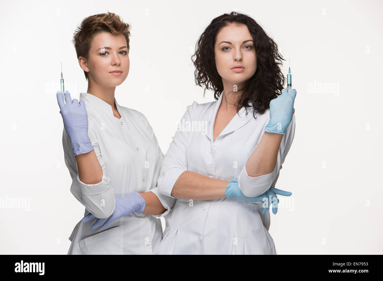 Две женщины врачи. Два врача женщины. Медицинская сестра со шприцом двое. Две женщины врача разного возраста. Две девушка врач со шприцом.