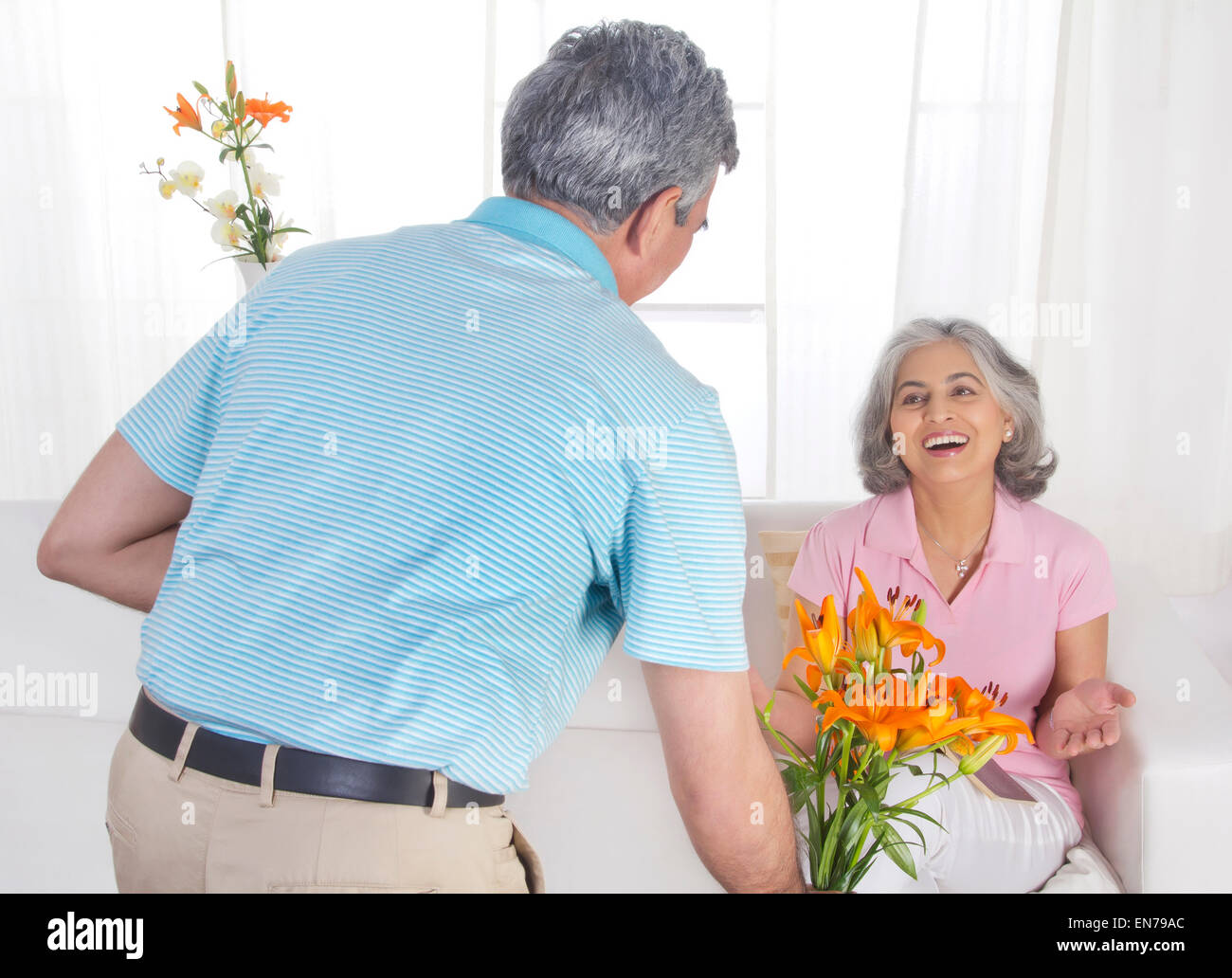 Husband giving wife flowers hires stock photography and images Alamy