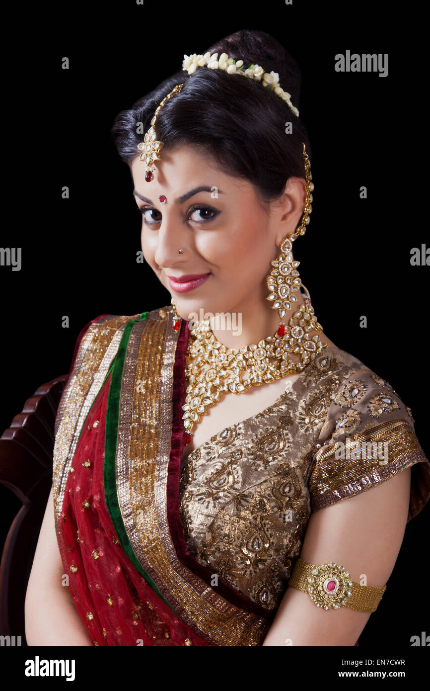 Portrait of a beautiful bride smiling Stock Photo - Alamy