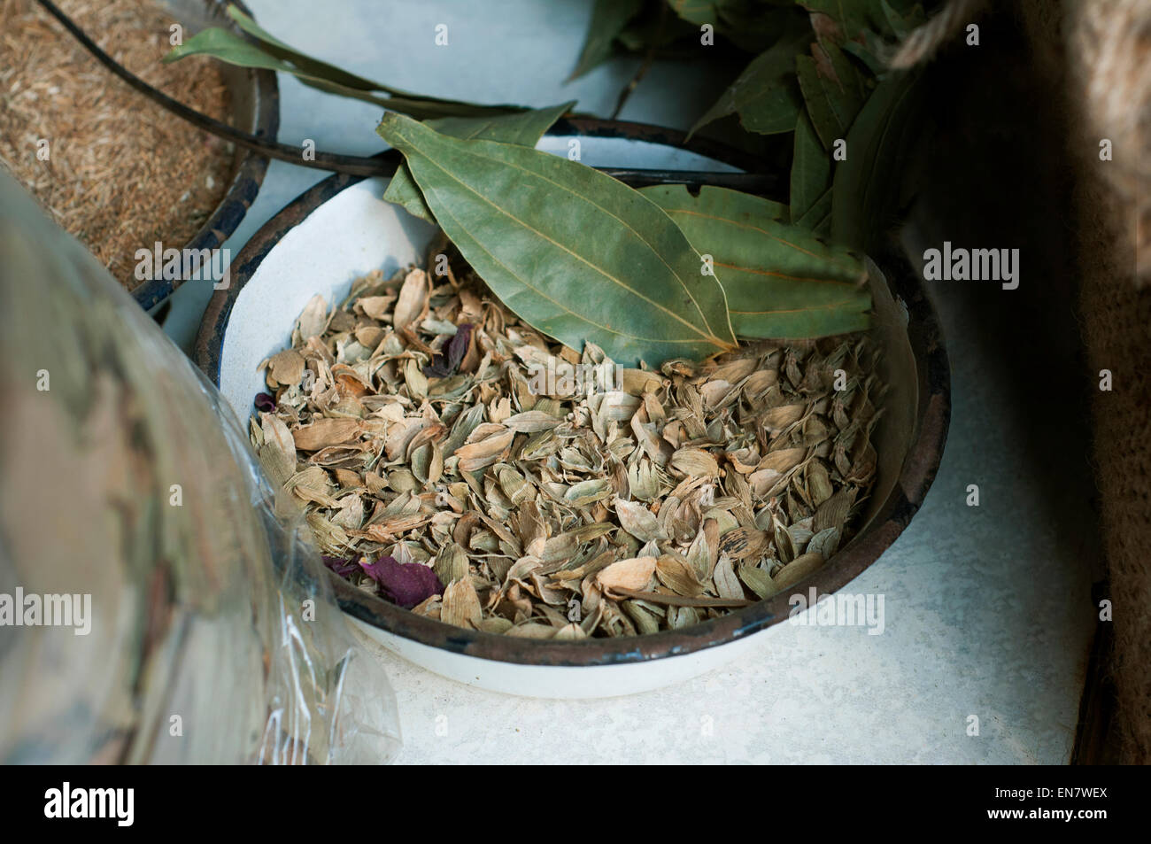 Close-up of Elaichi and bay leaves in a bowl Stock Photo