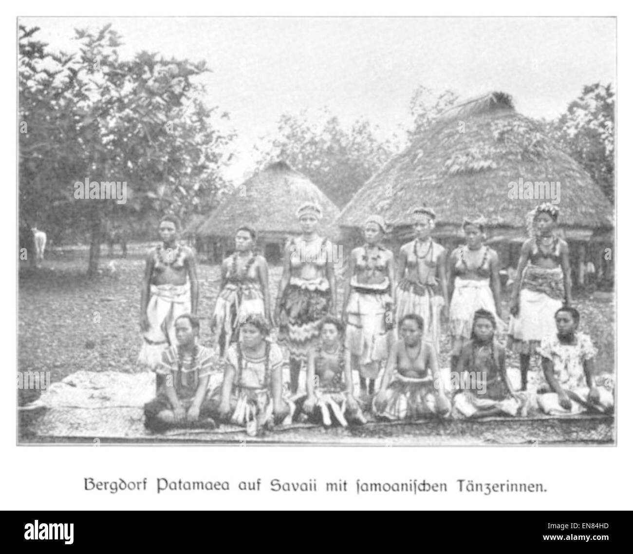 WOHLTMANN(1904) p098 Bergdorf Patamaea auf Savaii mit samoanischen TC3A4nzerinnen Stock Photo