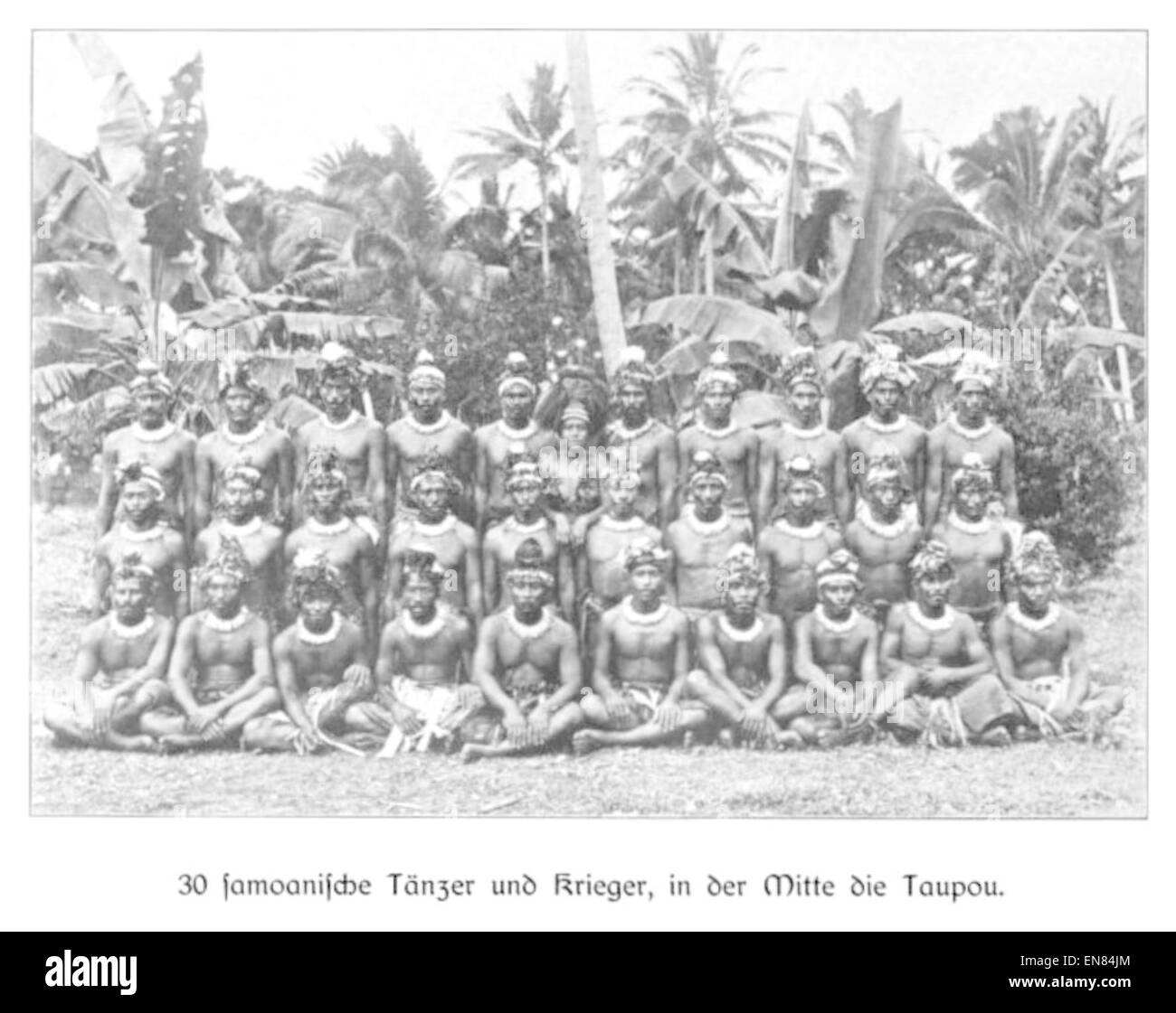 WOHLTMANN(1904) p120 Gruppenfoto mit samoanischen TC3A4nzern und Kriegern Stock Photo