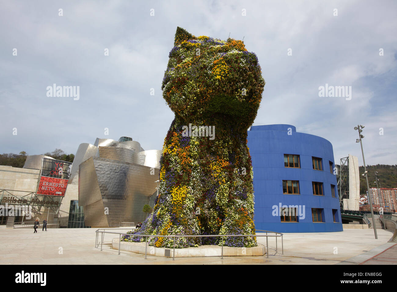 The flower cat at Guggenheim Museum, Bilbao, Spain Stock Photo Alamy
