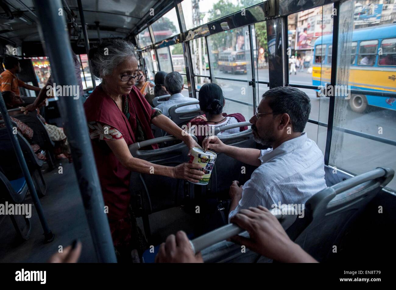 Kolkata, Indian state West Bengal. 29th Apr, 2015. An Indian commuter donates for a Nepal earthquake relief fund in Kolkata, capital of eastern Indian state West Bengal, April 29, 2015. The death toll from a powerful earthquake in Nepal has risen to 5,057, and a total of 10,915 others were injured. © Tumpa Mondal/Xinhua/Alamy Live News Stock Photo