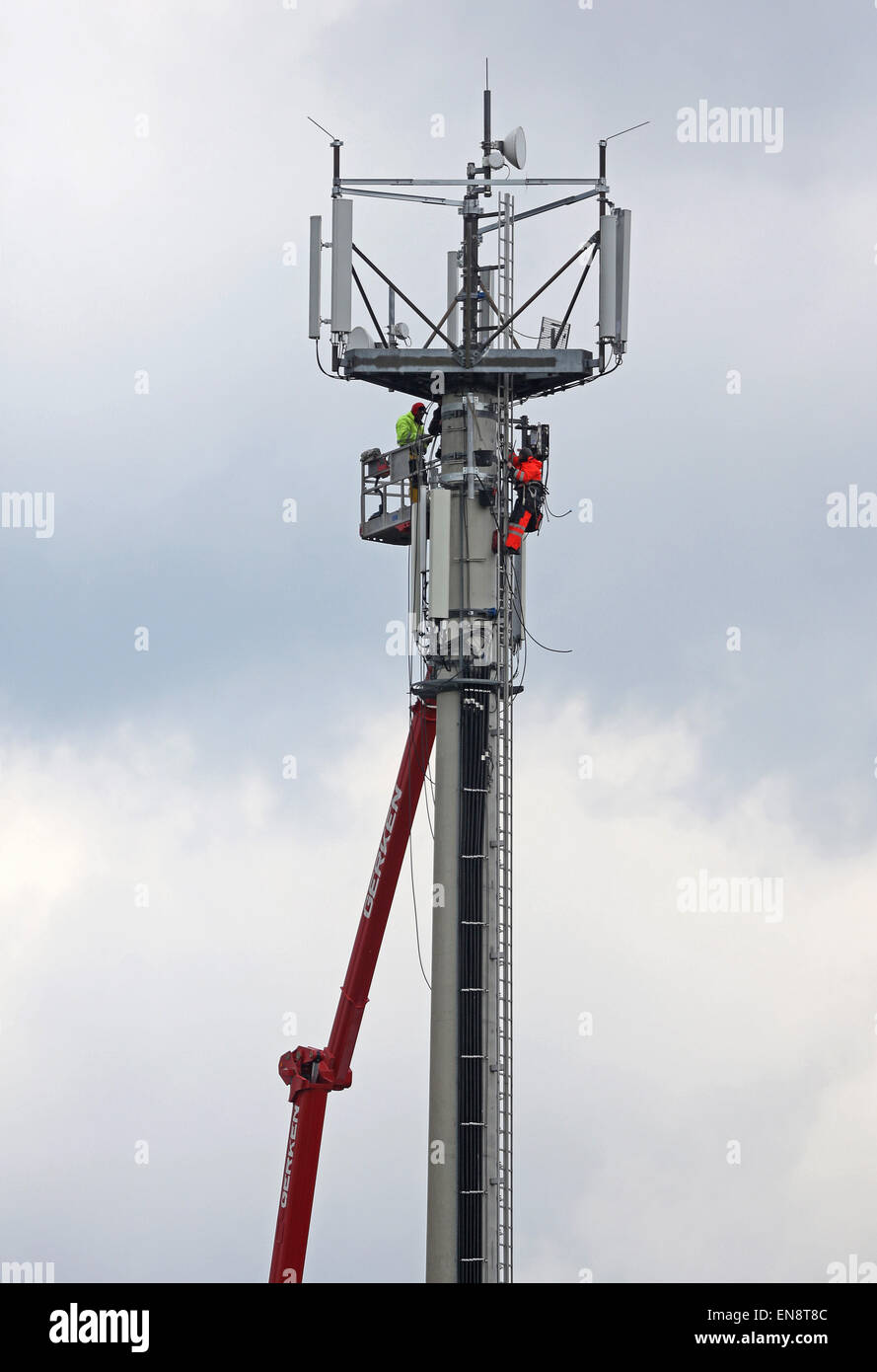 Lauchstaedt, Germany. 28th Apr, 2015. Three men work in high altitude on a transmitter mast in Lauchstaedt, Germany, 28 April 2015. Photo: JAN WOITAS/ZB/dpa/Alamy Live News Stock Photo