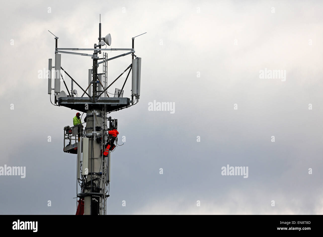 Lauchstaedt, Germany. 28th Apr, 2015. Three men work in high altitude on a transmitter mast in Lauchstaedt, Germany, 28 April 2015. Photo: JAN WOITAS/ZB/dpa/Alamy Live News Stock Photo