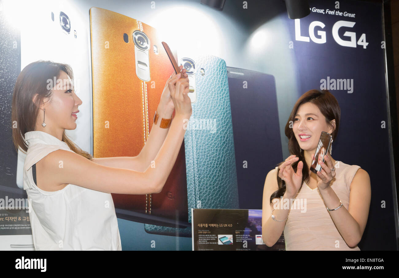 Seoul, South Korea. 29th April, 2015. Models try LG Electronics' G4 smartphones in Seoul, South Korea. LG showcased its new G4 on Wednesday, that is equipped with 5.5-inch in-plane switching (IPS) QHD display, a Qualcomm Snapdragon 808 Processor with X10 LTE and a F 1.8 camera lens. The new smartphone runs on Google's Android 5.1 Lollipop and its local price is about US$770, according to local media. Credit:  Lee Jae-Won/AFLO/Alamy Live News Stock Photo