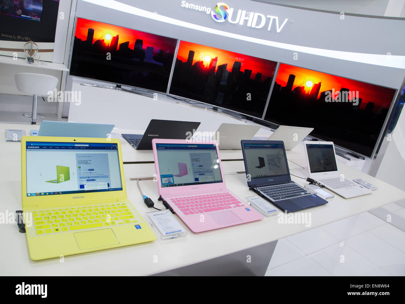 Samsung, Apr 29, 2015 : Samsung Electronics' SUHD TV sets and laptop computers (front) are displayed at Galaxy Zone, a store for display and sale of Samsung Electronics products in Seoul, South Korea. Samsung said on Wednesday its net profit plunged 39 percent in the first quarter from a year earlier because of weak earnings from mobile business, local media reported. © Lee Jae-Won/AFLO/Alamy Live News Stock Photo