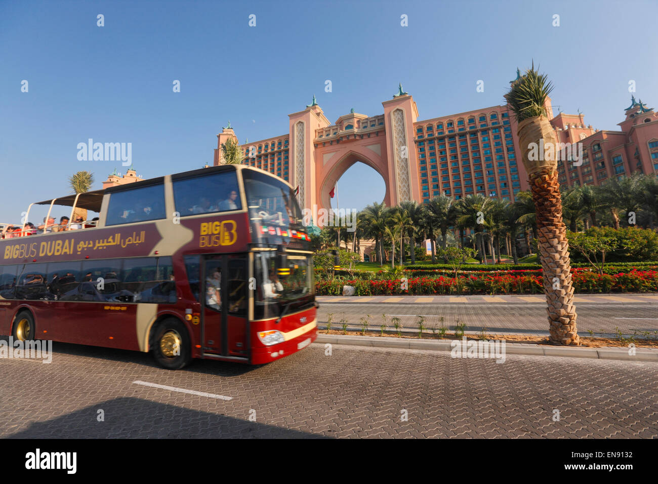 Dubai, the Atlantis hotel and city sightseeing bus in front Stock Photo