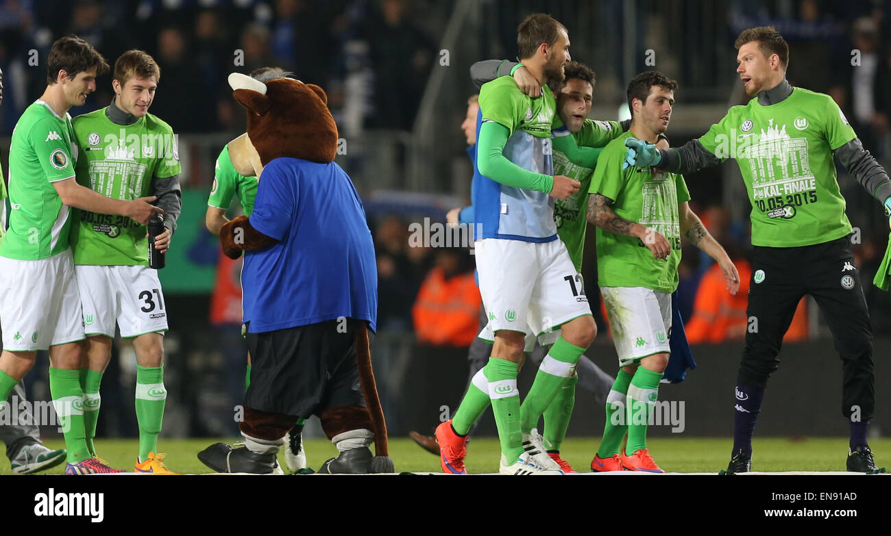 Wolfsburg, Germany. 29th Apr, 2015. Wolfsburg's players celebrate heading into the final at the DFB Cup match between Arminia Bielefeld and VfL Wolfsburg in the Schueco Arena in Wolfsburg, Germany, 29 April 2015. Credit:  dpa picture alliance/Alamy Live News Stock Photo
