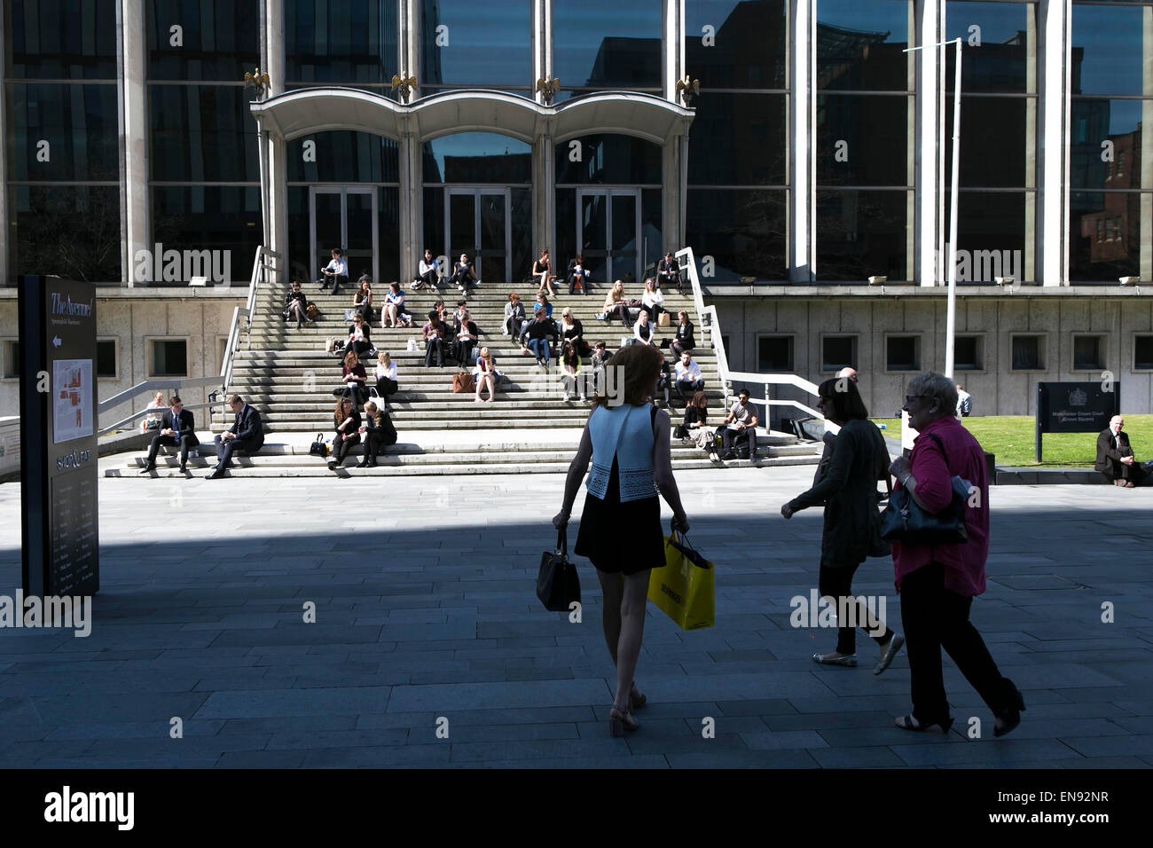 Sunny weather in Manchester city centre (Tuesday 21st April 2015). Lunch on the steps of Manchester Crown Court. Stock Photo