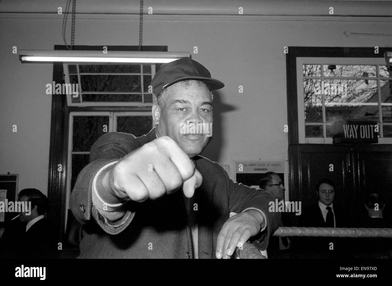 Joe Louis in London: The Brown Bomber is here: The World Press were invited for a photo call at the B.B.B.C. Gymnasium at Haverstock Hill, London to see Rudi Lubbers, the Dutch Heavyweight Champion sparring with his brother Jan in preparation for the Roya Stock Photo