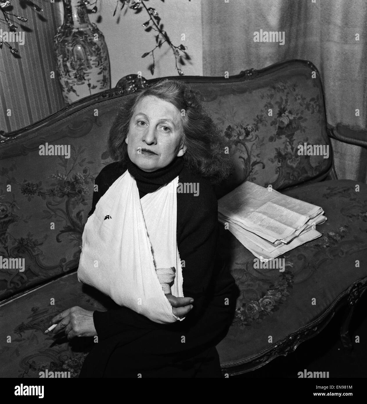 Mrs Julie Yule the chief witness for the prosecution in the Ruth Ellis trial, seen here in her Hampstead home. Her arm is in a sling through a bullet wound in the hand fired by the murderess. April 13th 1955 Stock Photo