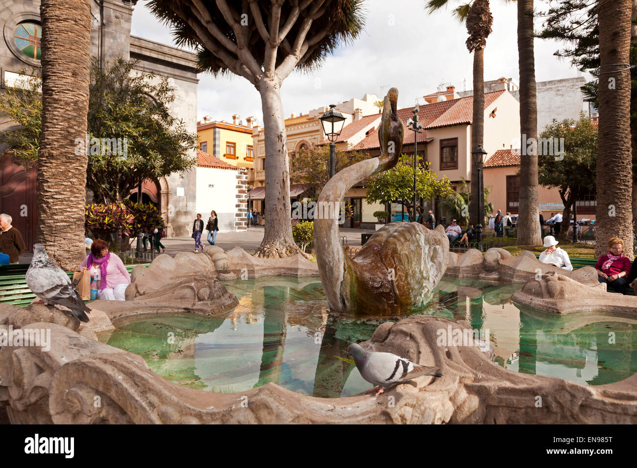 Brunnen auf der Plaza de la Iglesia, Puerto de la Cruz,  Insel Teneriffa, Kanarische Inseln, Spanien, Europa  |  Puerto de la Cr Stock Photo