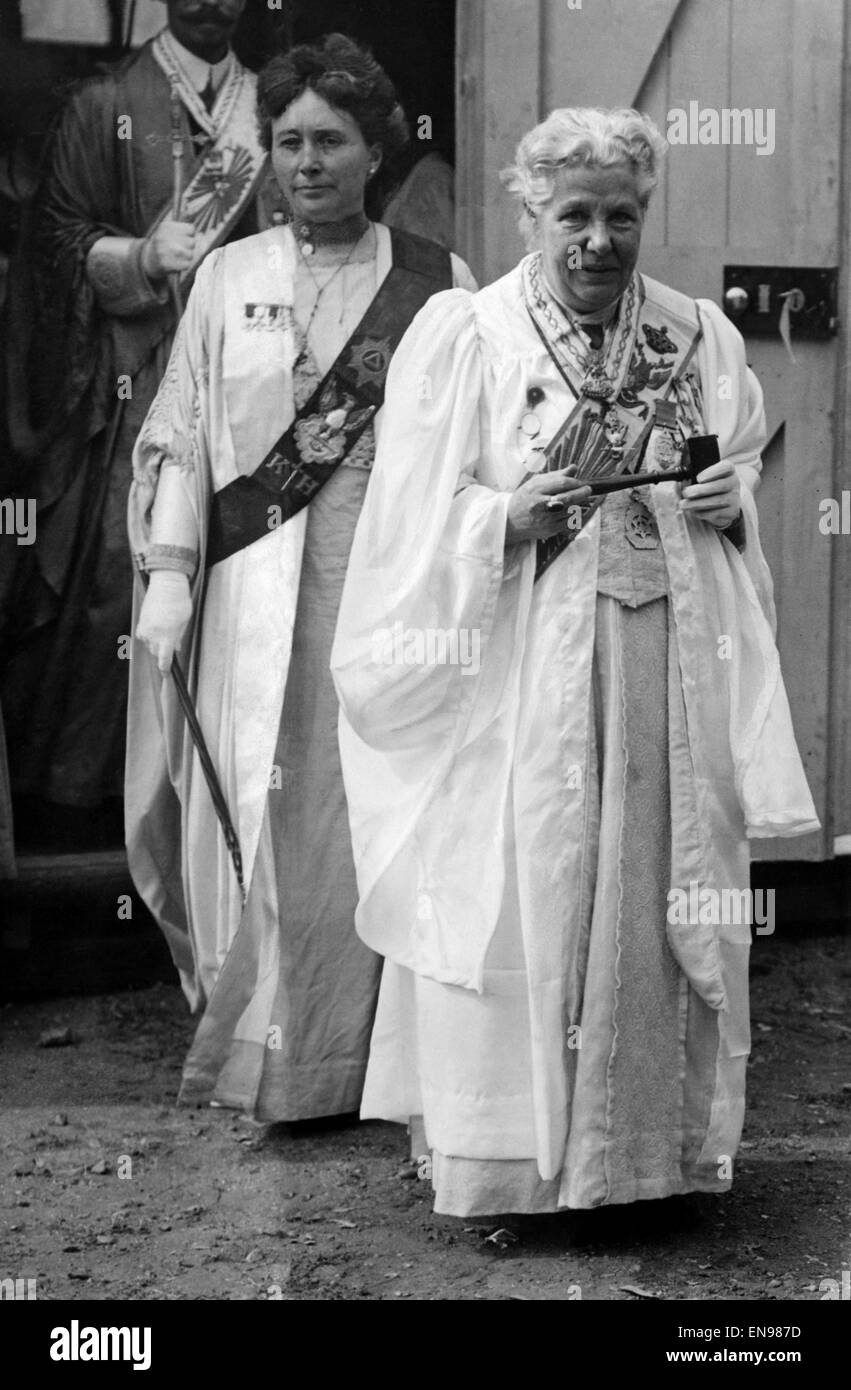 Annie Besant, 1947 - 1933, prominent Theosophist, women's rights activist, writer and orator and supporter of Irish and Indian self rule. Picture: Annie Besant, President of the Theosophical Society, leaves temporary hall for ceremony to lay down foundati Stock Photo