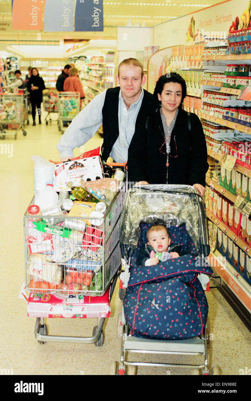 Huw Higginson, actor a.k.a. PC George Garfield in The Bill, takes part in My Shopping Trolley Feature, 28th March 1996. Pictured with family, girlfriend Geraldine Dove & daughter Megan. Stock Photo