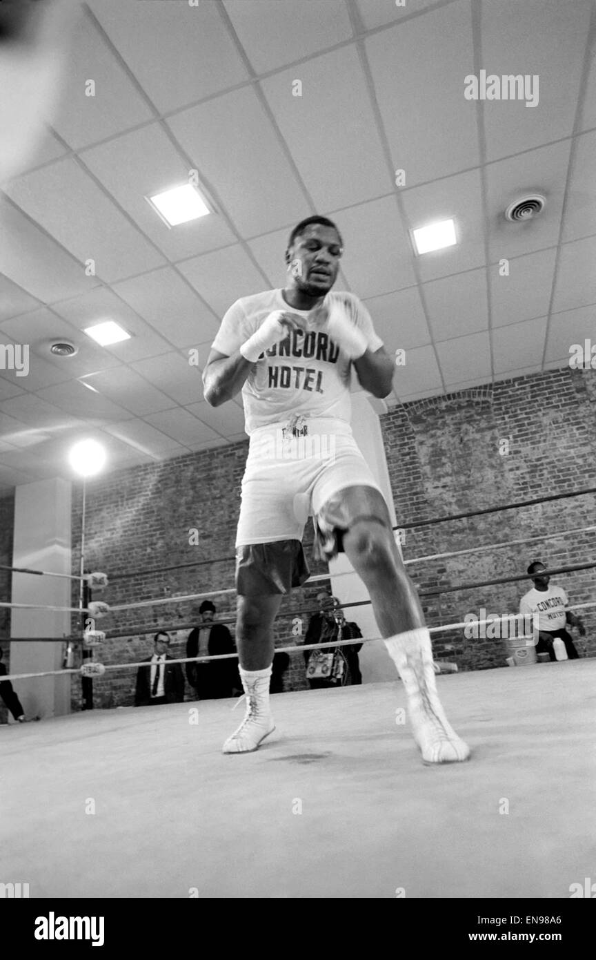 Joe frazier hi-res stock photography and images - Alamy
