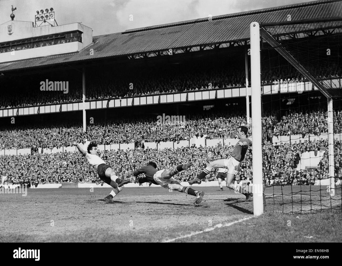 English League Division One match at White Hart Lane. Tottenham Hotspur 0 v Chelsea 1. Chelsea goalkeeeper Peter Bonetti dibves at the feet of Spurs forward Bobby Smith, as John Sillett looks to defend on the goal line. 18th April 1960. Stock Photo