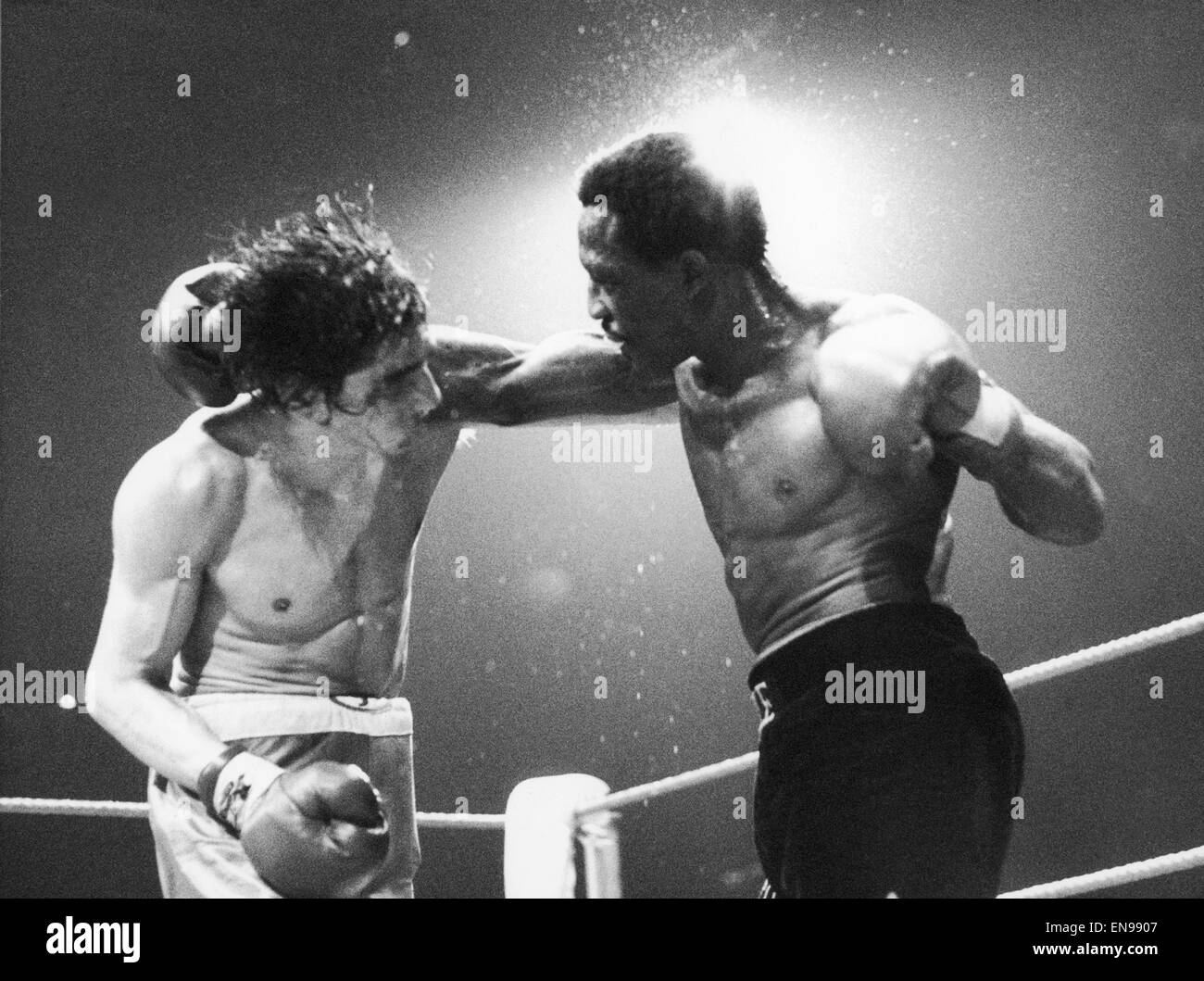 Wembley Arena, Wembley, London, United Kingdom Maurice Hope beats Carlos Maria del Valle Herrera on points. 27th November 1980 Stock Photo