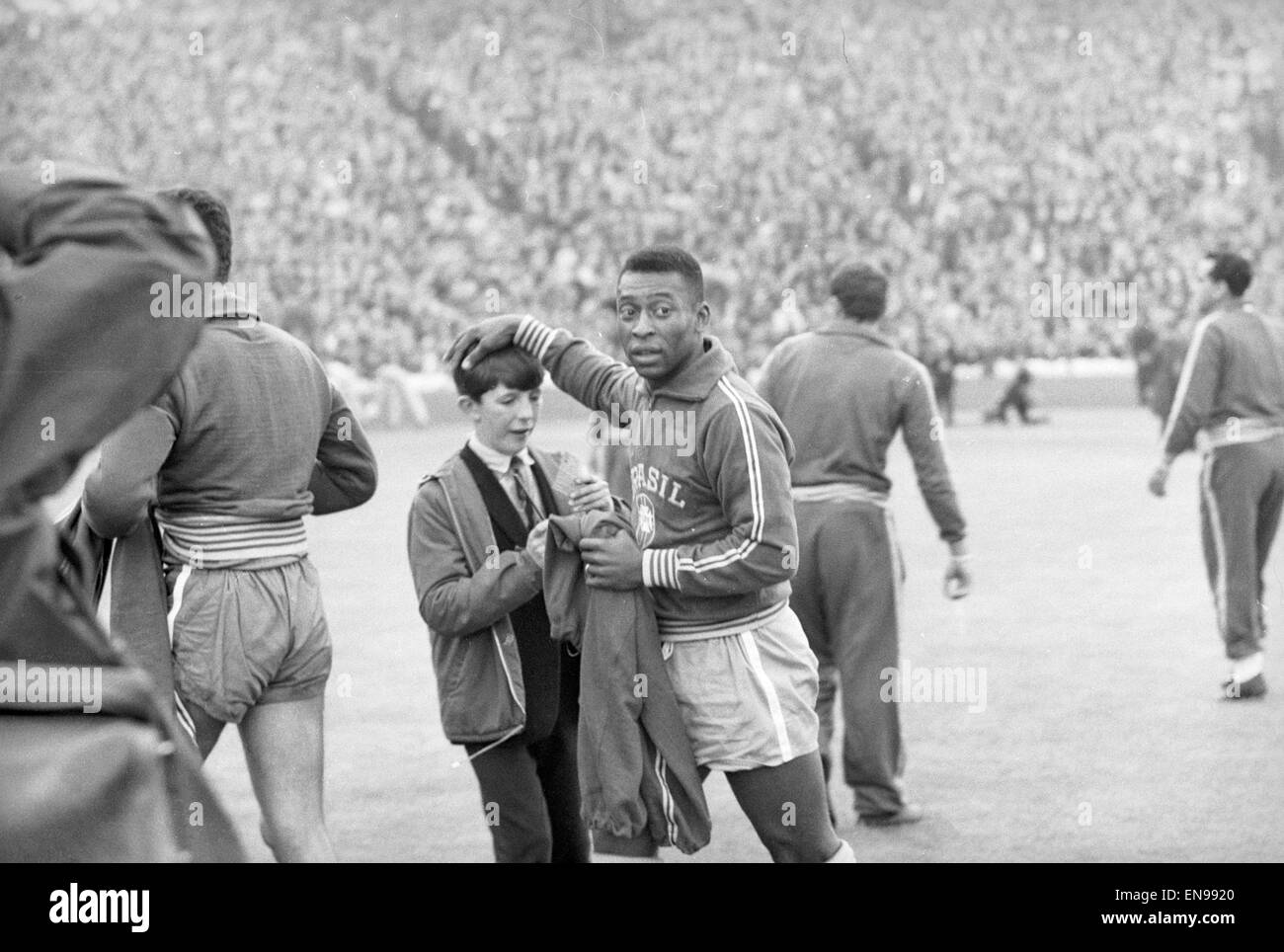 Scotland V Brazil International Friendly At Hampden Park 25th June 1966 Pele Gives A Young Autograph Hunter A Pat On The Head And His Signature Final Score Scotland 1 1 Brazil Stock Photo Alamy Scotland V Brazil International Friendly At Hampden Park 25th June 1966 Pele Gives A Young Autograph Hunter A Pat On The Head And His Signature Final Score Scotland 1 1 Brazil Stock Photo Alamy