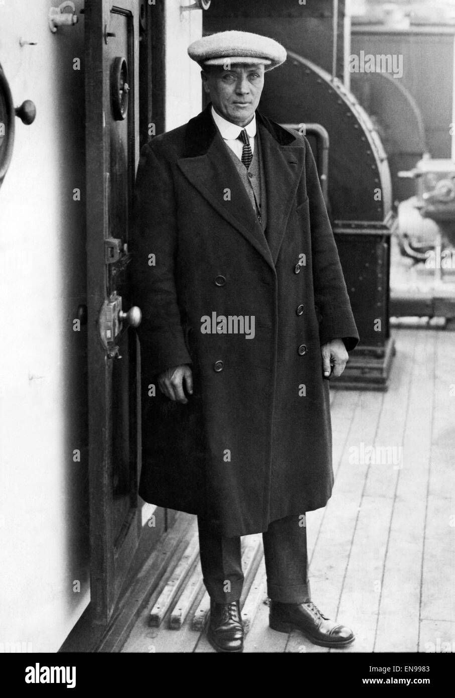 Steve Bloomer, Derby County manager onboard a liner leaving Liverpool for Canada to coach the National team 28th April 1922 Stock Photo