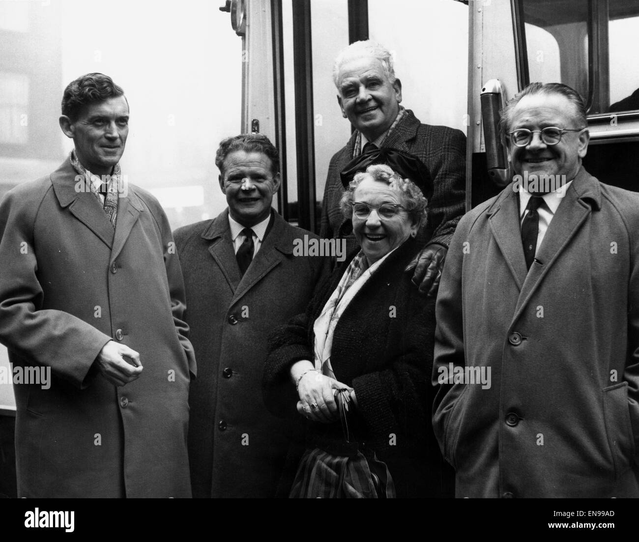 5 Labour MPs leave St Enoch Air Terminal November 1964. Left to RightL Hugh Brown, J Robertson, A Manuel, Alice Cullen, J Dempsey. Mrs Alice Cullen (18 March 1891 Ð 31 May 1969), born Alice McLaughlin, was a Scottish Labour Party politician & won the Labo Stock Photo