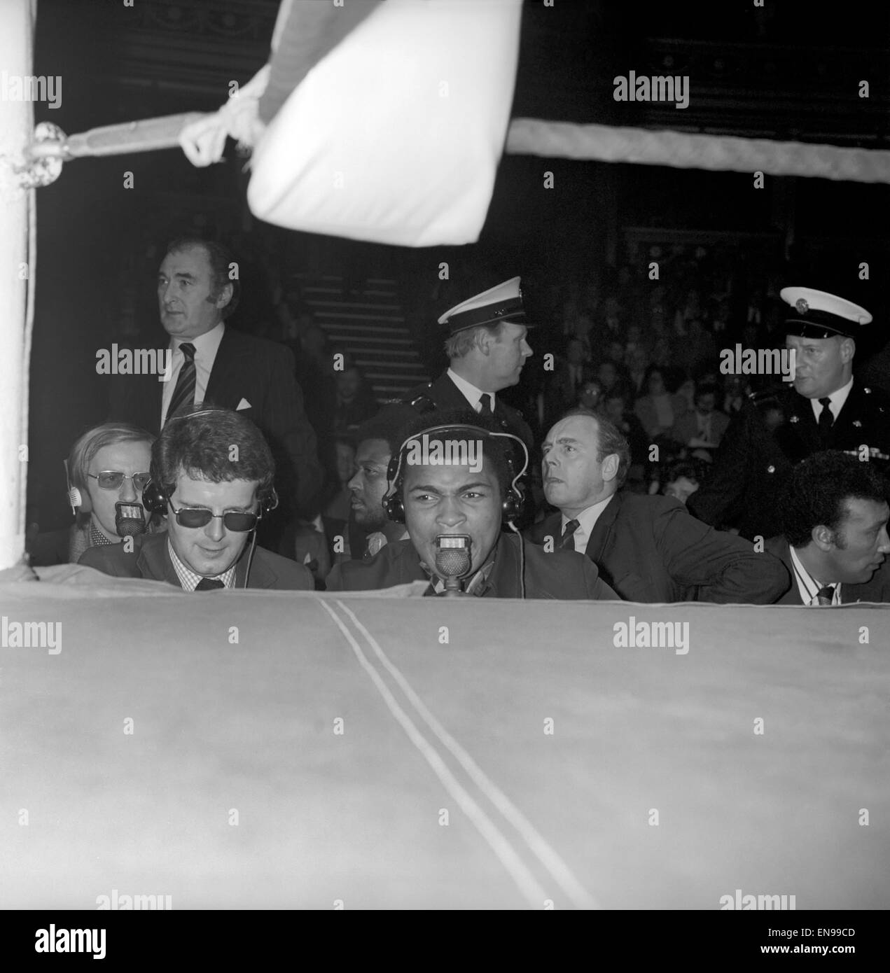 Boxing at Albert Hall. Muhammad Ali seen here with BBC sports commentator John Motson and ATV commentator Alan Parry in the background. The trio are commentating on the Santiago Alberto Lovell v Joe Bugner bout. 3rd December 1974 Stock Photo