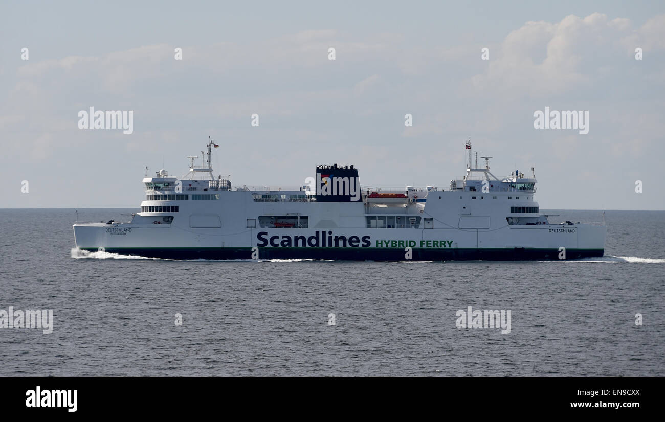 A ferry runs on the Fehrmarn Belt between Puttgarden, Germany, and Rodbyhavn, Denmark, 27 April 2015. Photo: Carsten Rehder/dpa Stock Photo