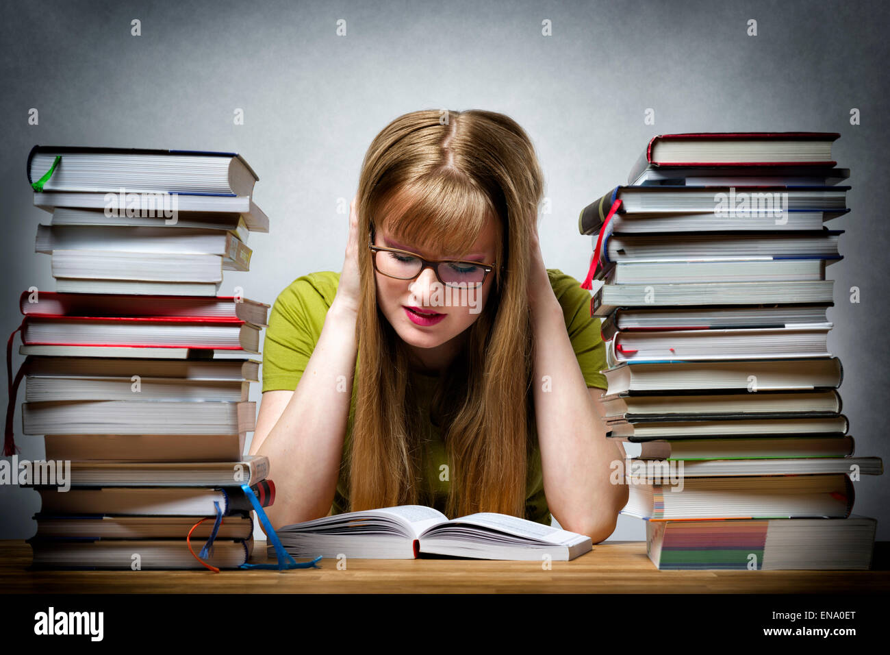 Которую я читала. Книжный флешмоб. Которую я читала. Которую я читала. Фотосессия с книжкой.