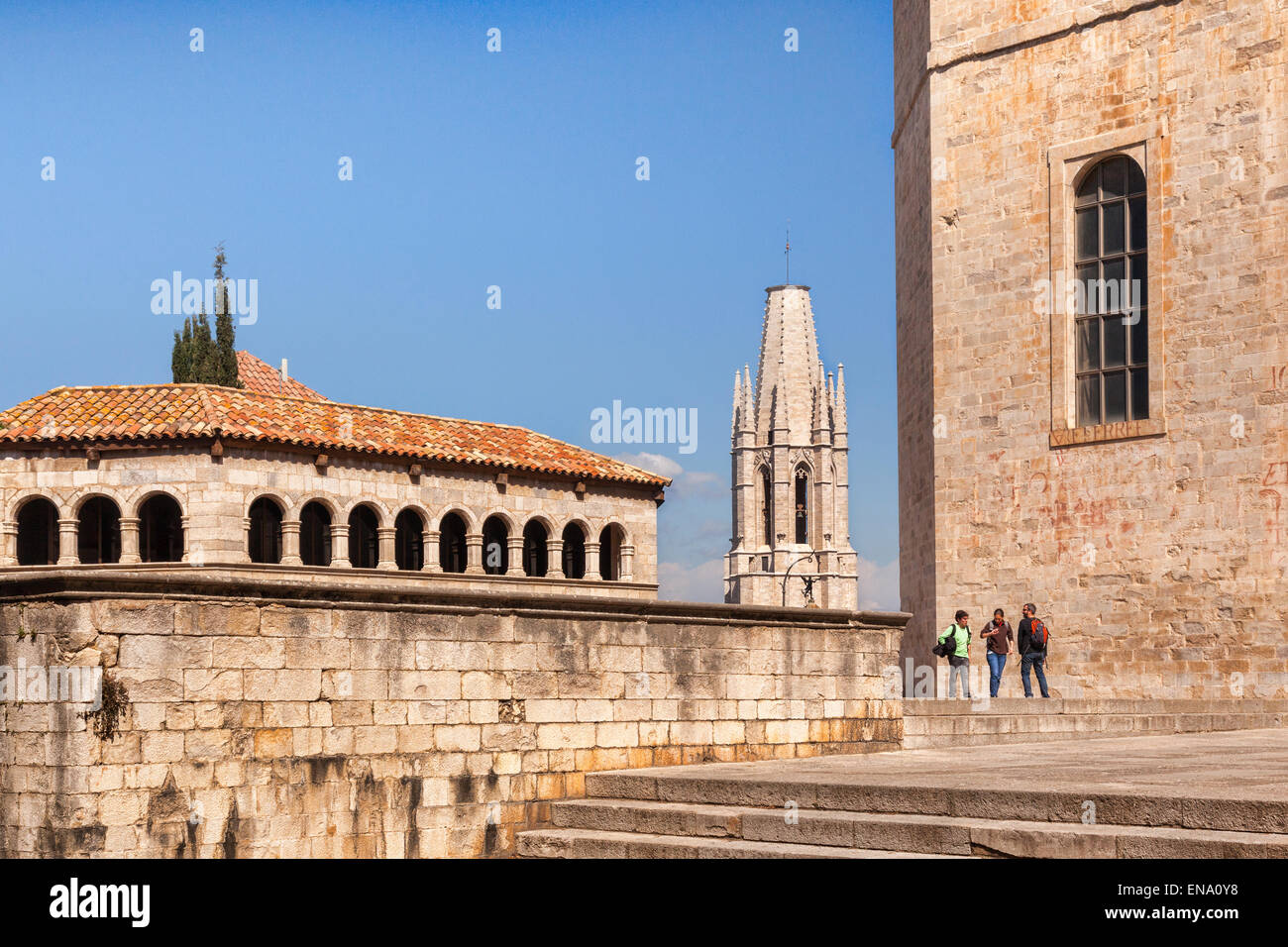 The top storey of Casa Laporta and the bell tower of Sant Feliu Collegiate Church, from the cathedral precinct, Girona, Cataloni Stock Photo